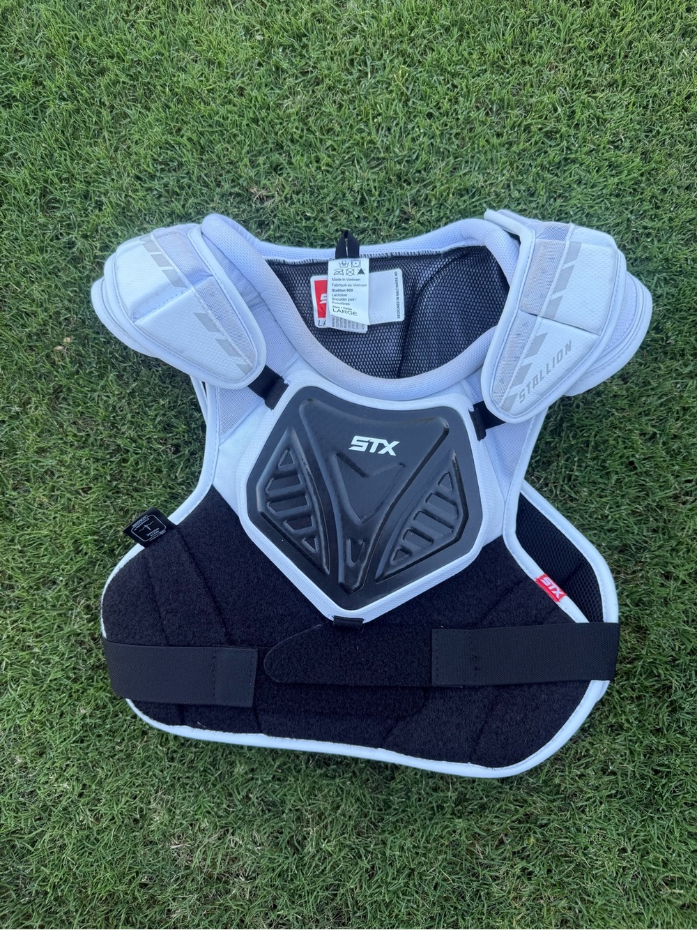 STX Lacrosse Men’s Stallion 900 shoulder pads—size Large
